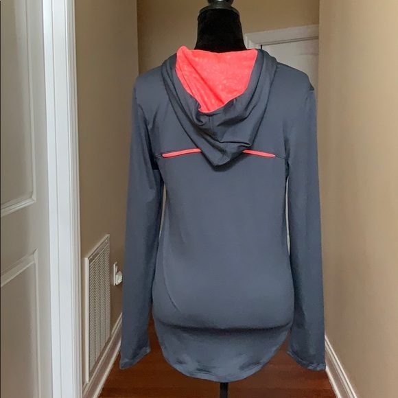 UNDER ARMOR ladies long sleeve hooded tee - Picture 4 of 7